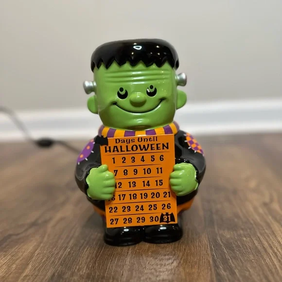 Countdown to Halloween Scentsy Warmer - Picture 4 of 9